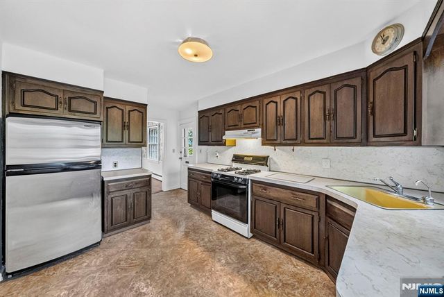 11 Burlington Place, Fair Lawn, NJ 07410