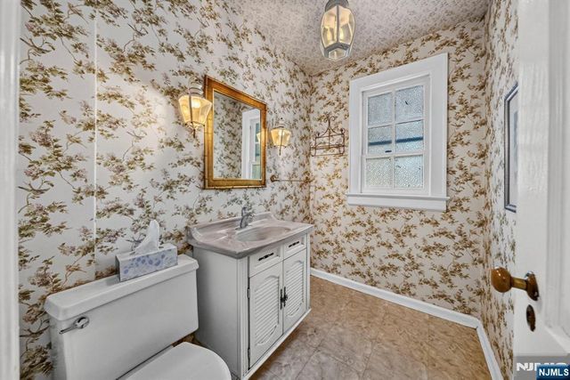 11 Burlington Place, Fair Lawn, NJ 07410