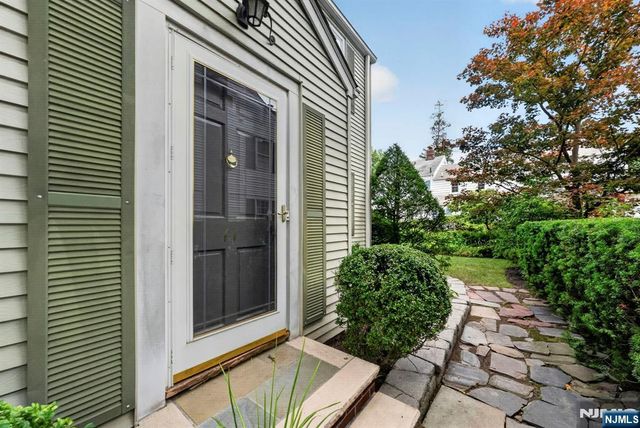 11 Burlington Place, Fair Lawn, NJ 07410