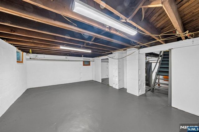 11 Burlington Place, Fair Lawn, NJ 07410
