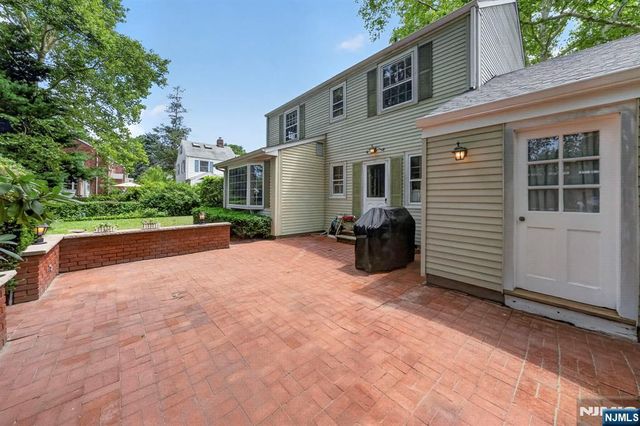 11 Burlington Place, Fair Lawn, NJ 07410