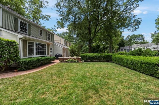 11 Burlington Place, Fair Lawn, NJ 07410