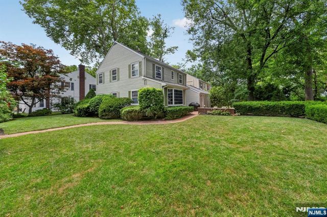 11 Burlington Place, Fair Lawn, NJ 07410