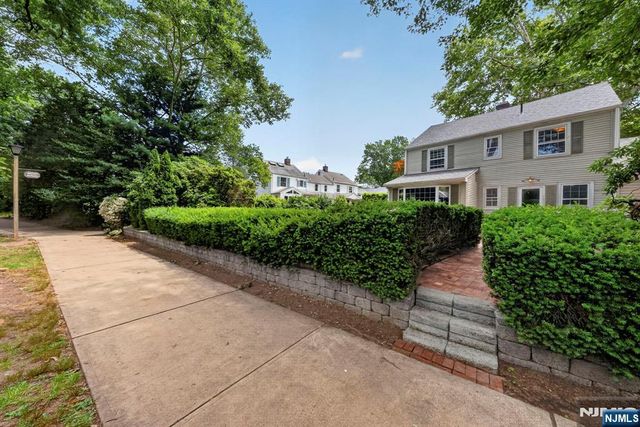 11 Burlington Place, Fair Lawn, NJ 07410