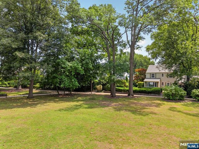 11 Burlington Place, Fair Lawn, NJ 07410