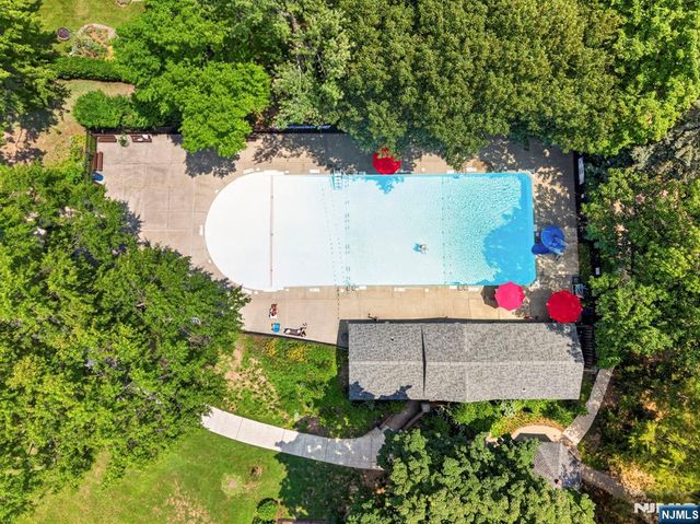 11 Burlington Place, Fair Lawn, NJ 07410