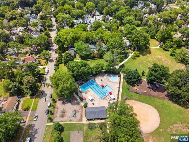 11 Burlington Place, Fair Lawn, NJ 07410