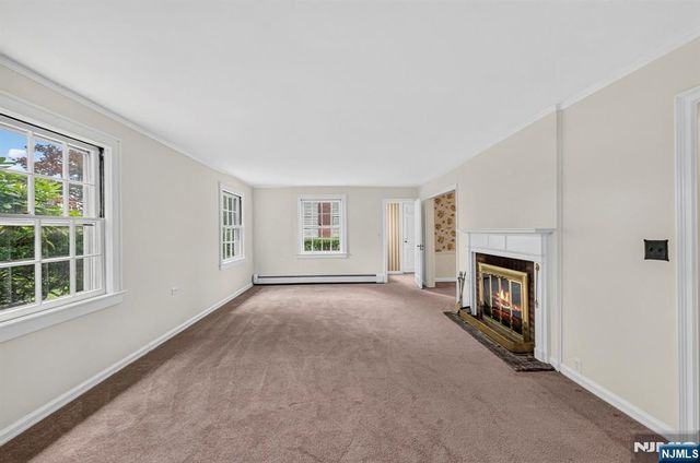 11 Burlington Place, Fair Lawn, NJ 07410