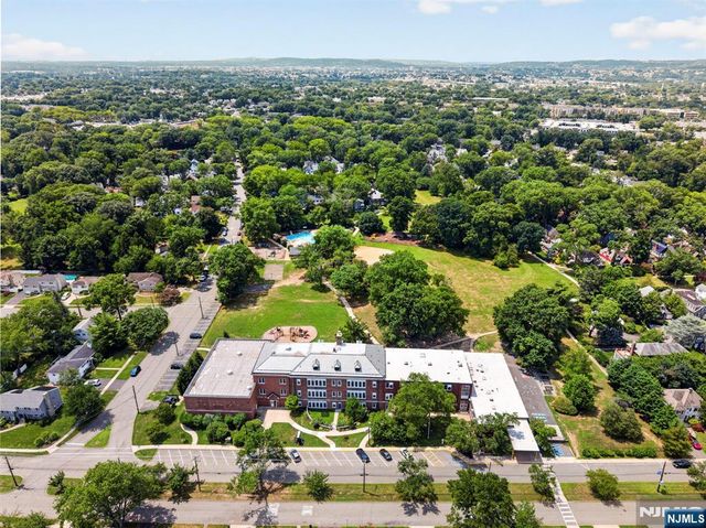 11 Burlington Place, Fair Lawn, NJ 07410