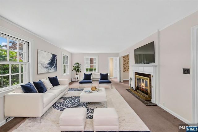 11 Burlington Place, Fair Lawn, NJ 07410