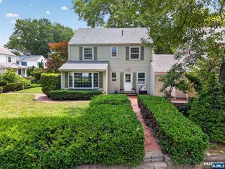 11 Burlington Place, Fair Lawn, NJ 07410