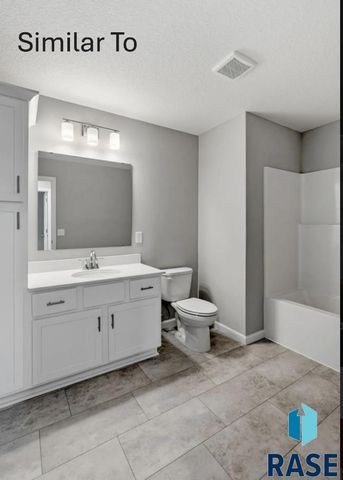 2009 N Goldberg Cir Circle, Sioux Falls, SD 57107