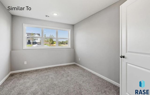 2009 N Goldberg Cir Circle, Sioux Falls, SD 57107