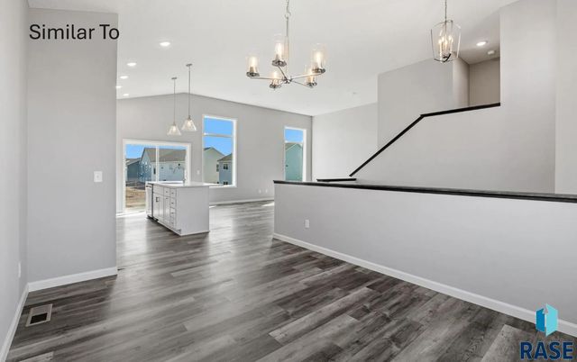 2009 N Goldberg Cir Circle, Sioux Falls, SD 57107