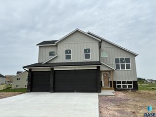 2009 N Goldberg Cir Circle, Sioux Falls, SD 57107