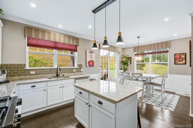 2608 Hawthorn Way, New Windsor, NY 12553