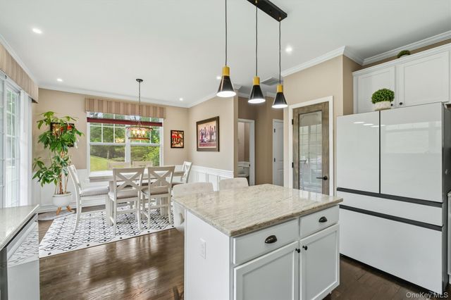 2608 Hawthorn Way, New Windsor, NY 12553