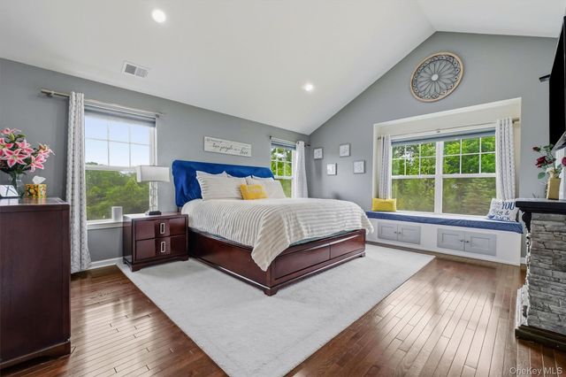 2608 Hawthorn Way, New Windsor, NY 12553