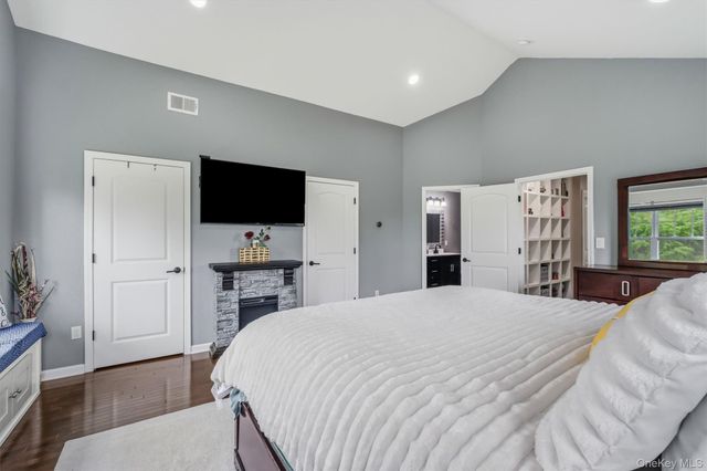 2608 Hawthorn Way, New Windsor, NY 12553