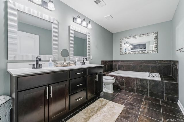 2608 Hawthorn Way, New Windsor, NY 12553