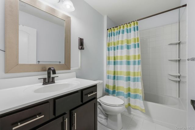 2608 Hawthorn Way, New Windsor, NY 12553