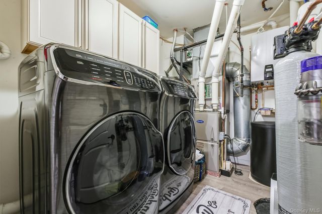 2608 Hawthorn Way, New Windsor, NY 12553
