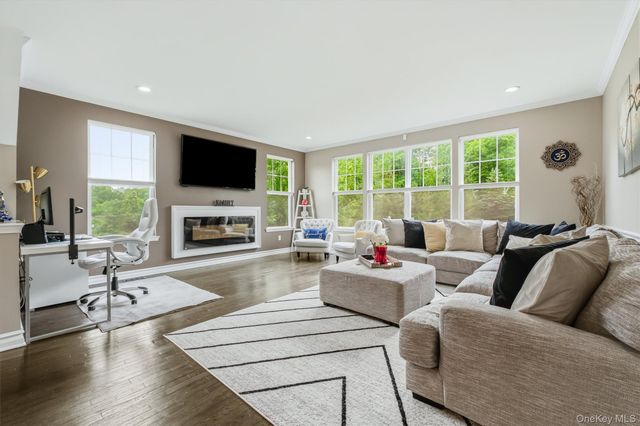 2608 Hawthorn Way, New Windsor, NY 12553