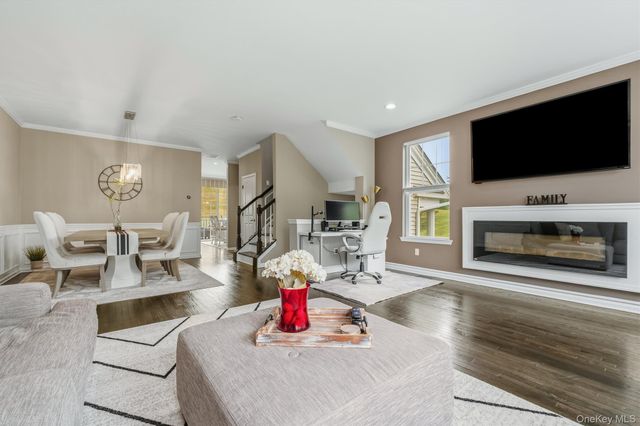 2608 Hawthorn Way, New Windsor, NY 12553