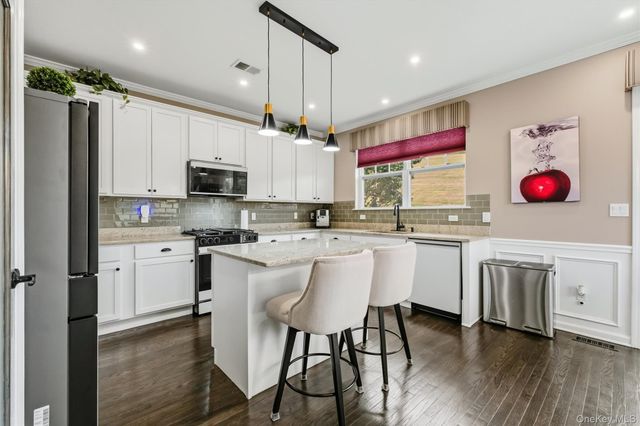 2608 Hawthorn Way, New Windsor, NY 12553