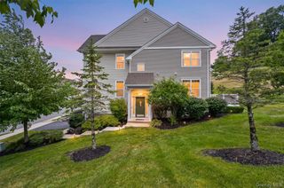 2608 Hawthorn Way, New Windsor, NY 12553