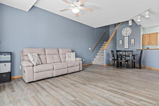 422 Hickory Lane N, Oakdale, MN 55128