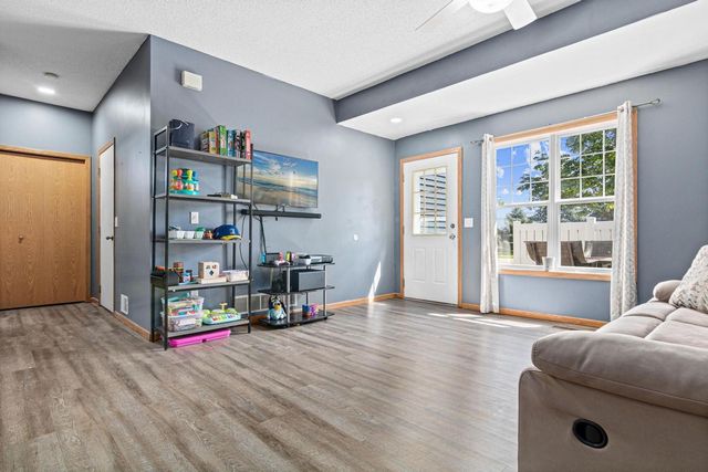 422 Hickory Lane N, Oakdale, MN 55128