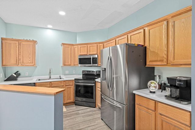 422 Hickory Lane N, Oakdale, MN 55128