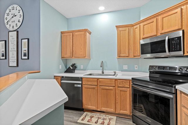 422 Hickory Lane N, Oakdale, MN 55128