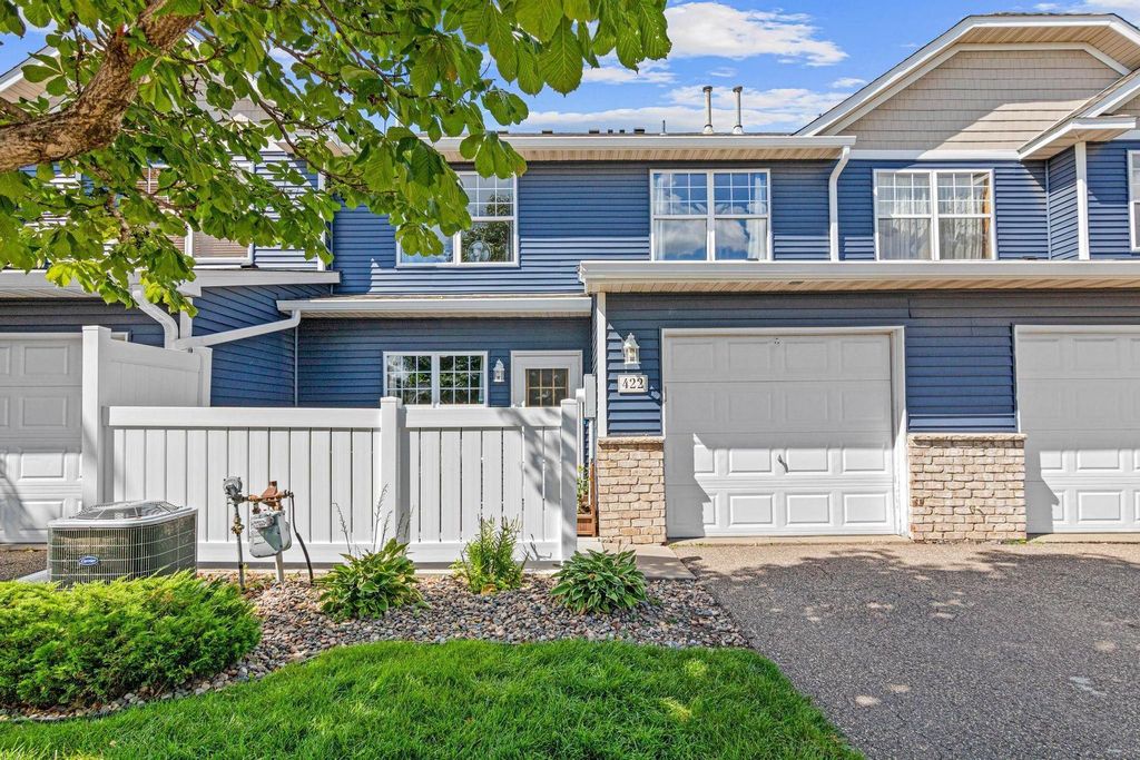 422 Hickory Lane N, Oakdale, MN 55128