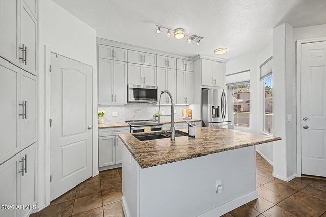 1225 E GRENADINE Road, Phoenix, AZ 85040