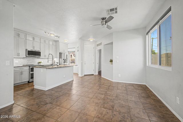 1225 E GRENADINE Road, Phoenix, AZ 85040