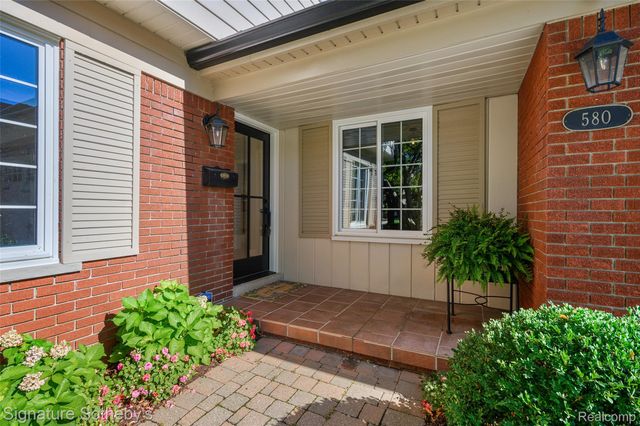 580 N Brys Drive, Grosse Pointe Woods, MI 48236