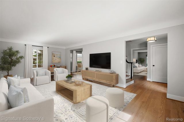 580 N Brys Drive, Grosse Pointe Woods, MI 48236