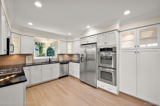 580 N Brys Drive, Grosse Pointe Woods, MI 48236