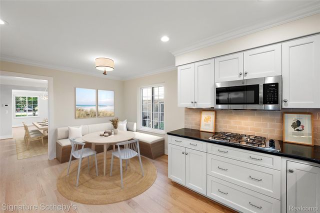 580 N Brys Drive, Grosse Pointe Woods, MI 48236