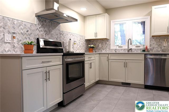 8297 Mertztown Road, Lower Macungie Twp, PA 18011