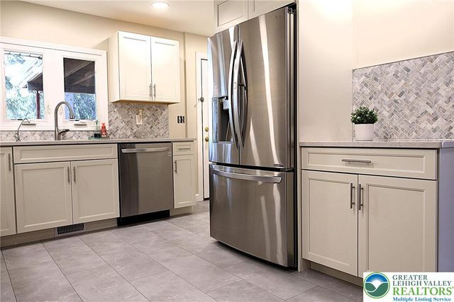 8297 Mertztown Road, Lower Macungie Twp, PA 18011