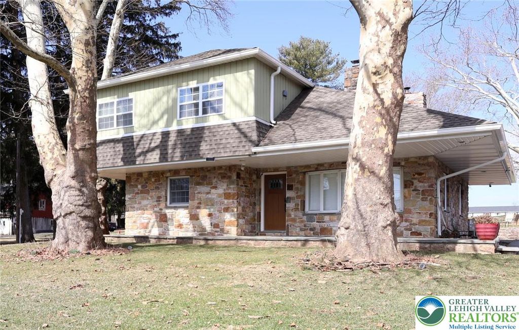 8297 Mertztown Road, Lower Macungie Twp, PA 18011