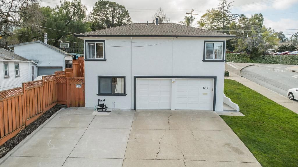 Image 2 of property listing at 3455 Dover Road, Redwood City, CA 94061