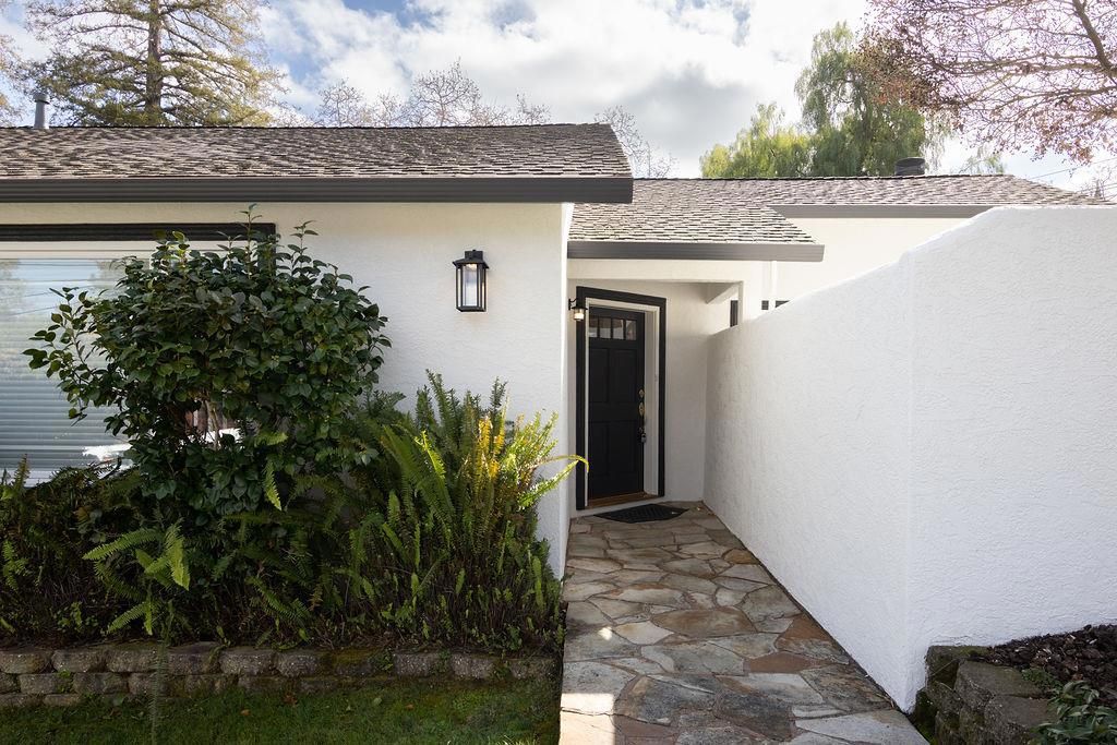 Image 4 of property listing at 3455 Dover Road, Redwood City, CA 94061