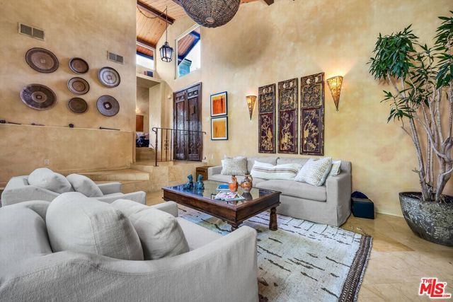 4557 Saltillo Street, Woodland Hills (los Angeles), CA 91364