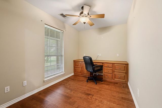 386 Scoggins Road, Tioga, TX 76271