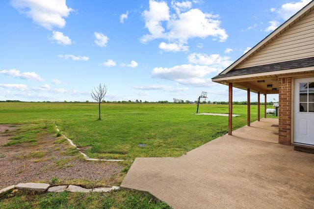 386 Scoggins Road, Tioga, TX 76271