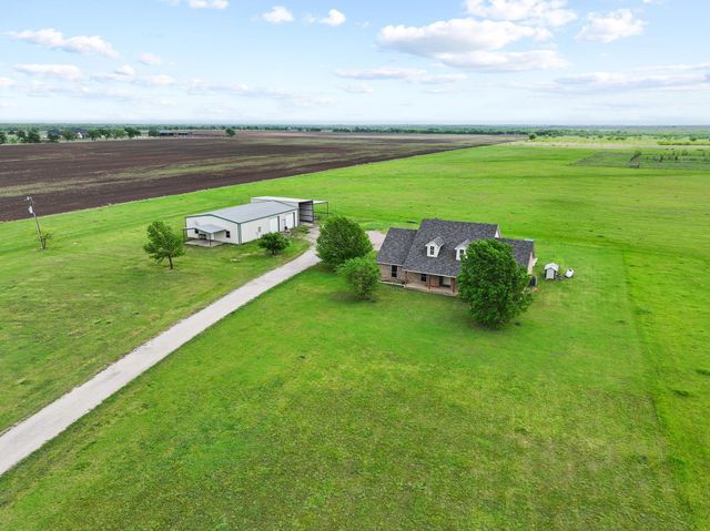 386 Scoggins Road, Tioga, TX 76271